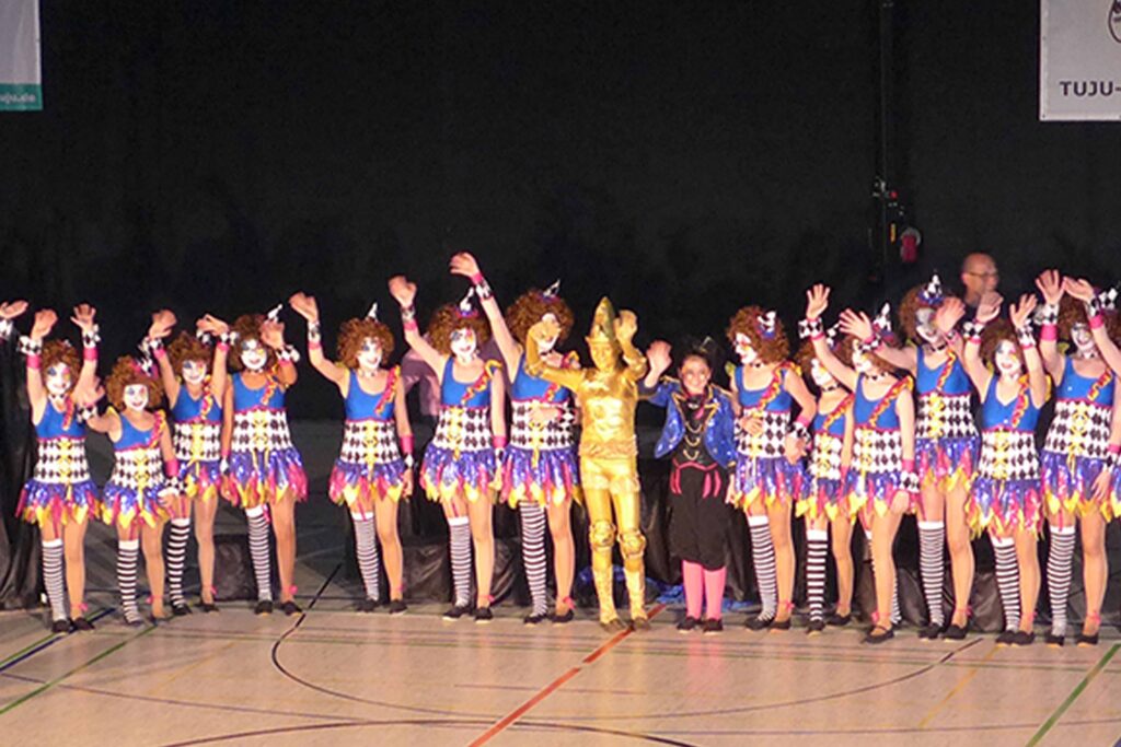 Gruppenbild von dem Tanz Harlekins